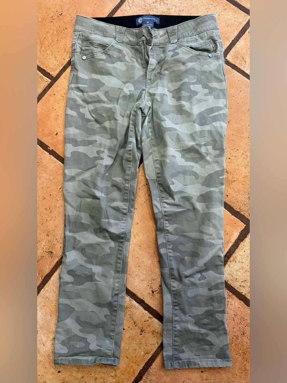 Democracy Women’s size 6 “ab”solution cropped Camouflage Green Jeans